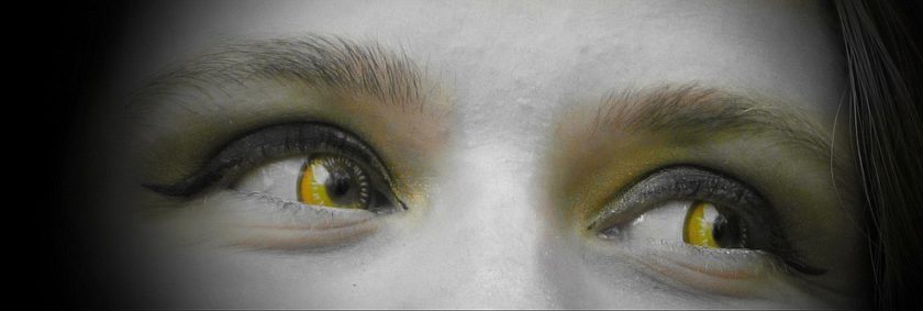Barevné kontaktní čočky změní barvu očí během pár vteřin. Jsou ale bezpečné?