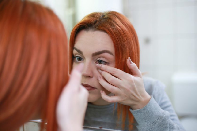 Barevné kontaktní čočky změní barvu očí během pár vteřin. Jsou ale bezpečné?