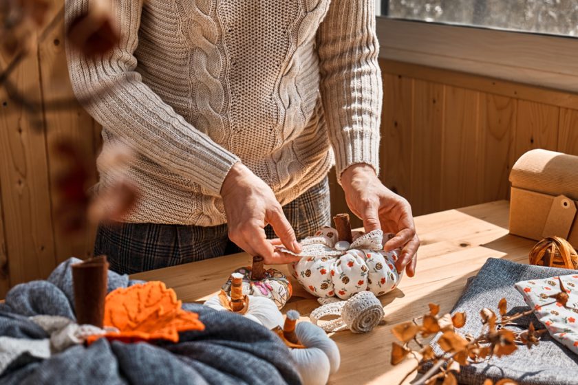 Tipy na podzimní dekorace, které si můžete vyrobit z látek a v pohodlí domova
