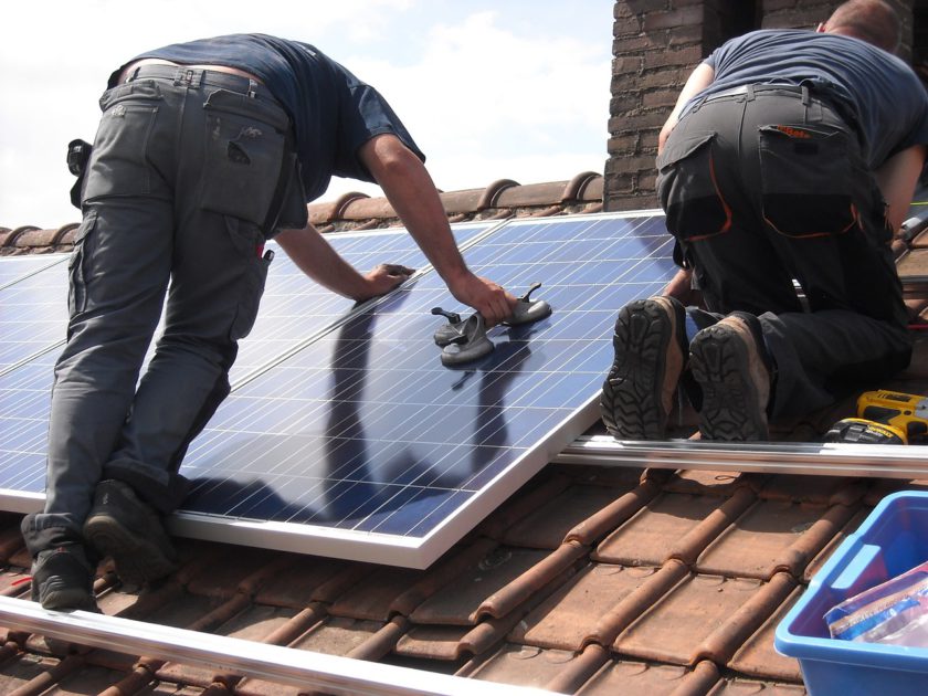 Lákají vás solární panely, ale bojíte se složité instalace?