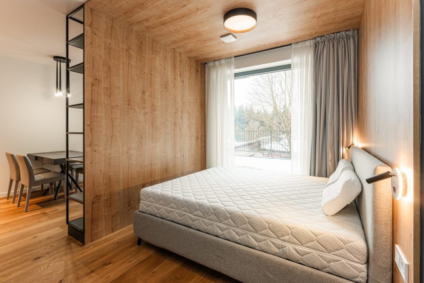 V luxusním horském projektu Harrachov Peaks se otevřel vzorový apartmán s terasou