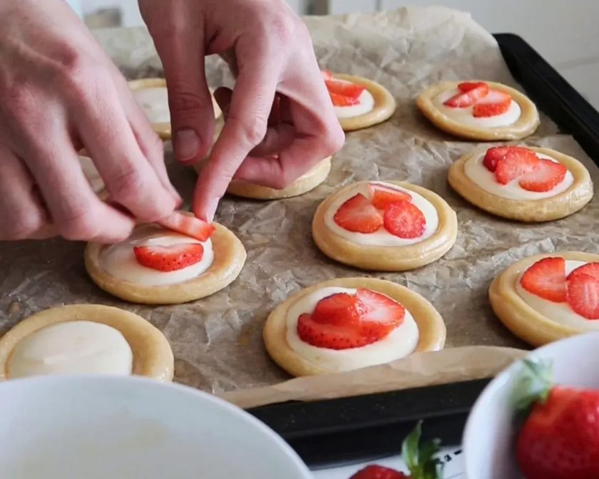 Recept: Kynuté koláče s jahodami