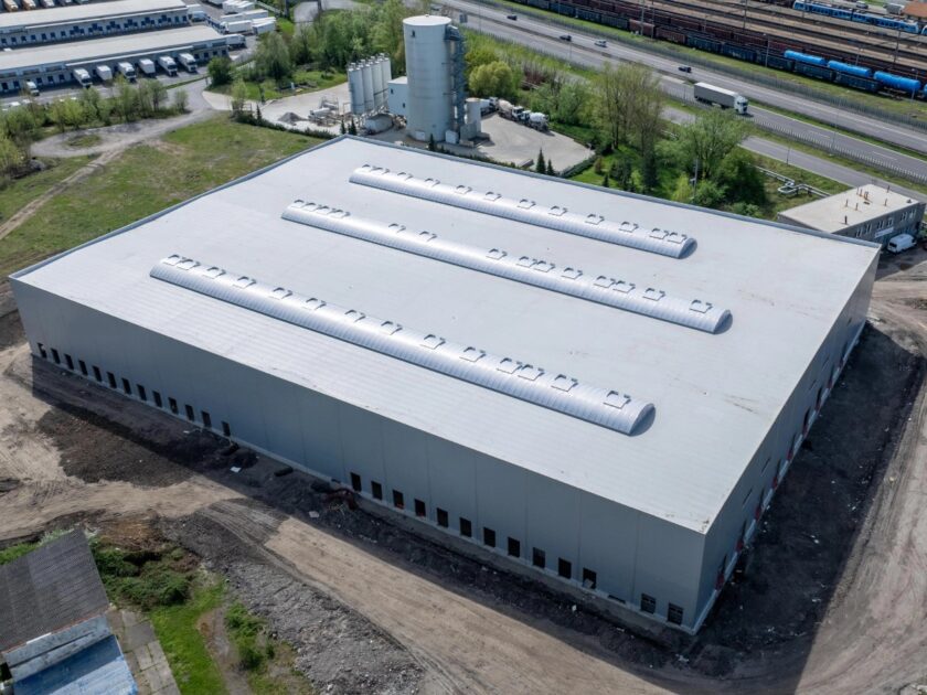 Plochá střecha na komerčních budovách: Jaké má výhody a proč je její rekonstrukce klíčová