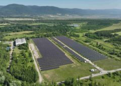 Fotovoltaické elektrárny letos zvedly výrobu o 32,5 procent. Díky novým elektrárnám i přízni slunce