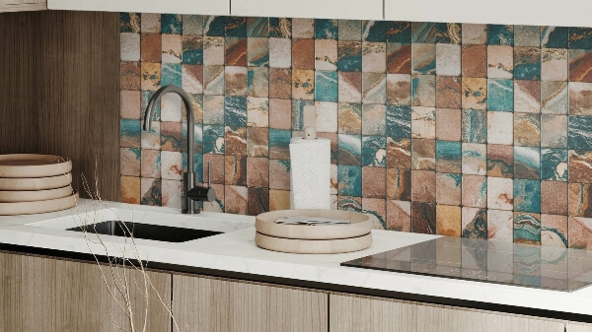 Jak proměnit kuchyni za jedno odpoledne? Samolepicí obklady jsou hitem moderních renovací