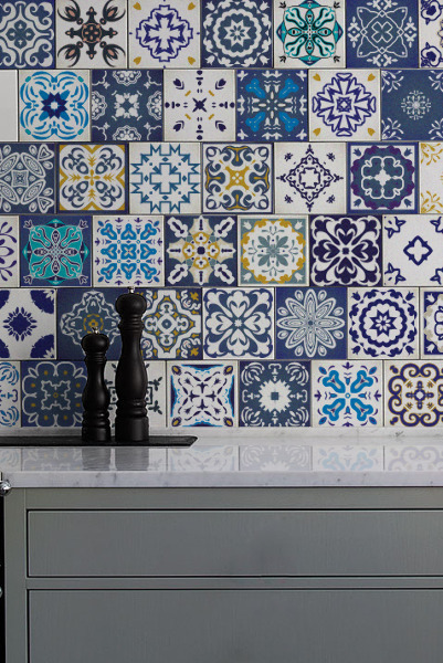 Jak proměnit kuchyni za jedno odpoledne? Samolepicí obklady jsou hitem moderních renovací