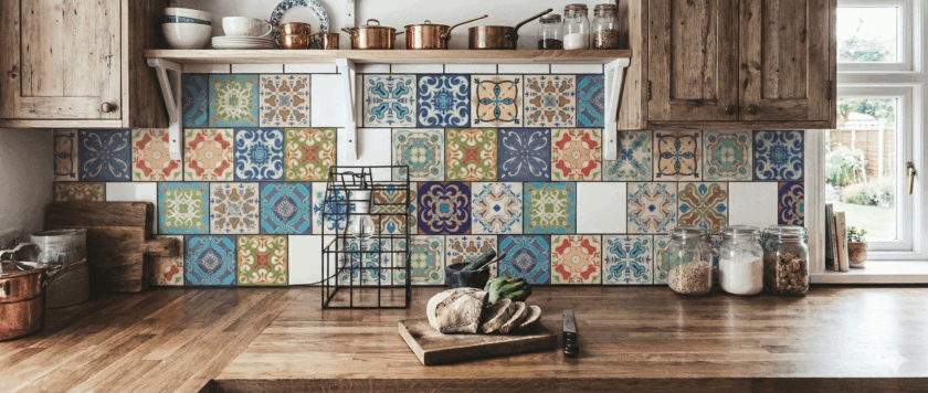 Jak proměnit kuchyni za jedno odpoledne? Samolepicí obklady jsou hitem moderních renovací